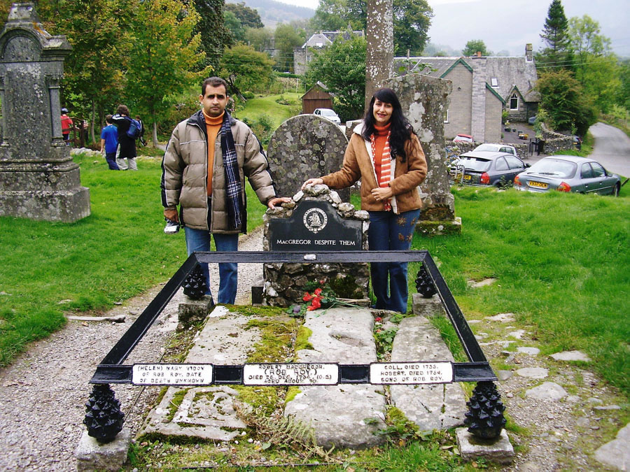 Hamilton e Renata no Túmulo de Rob Roy MacGregor - Foto tirada por Ronnie Scotland