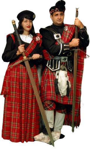Hamilton e Renata em trajes escoceses em fotografia tirada em Edimburgo, Escócia